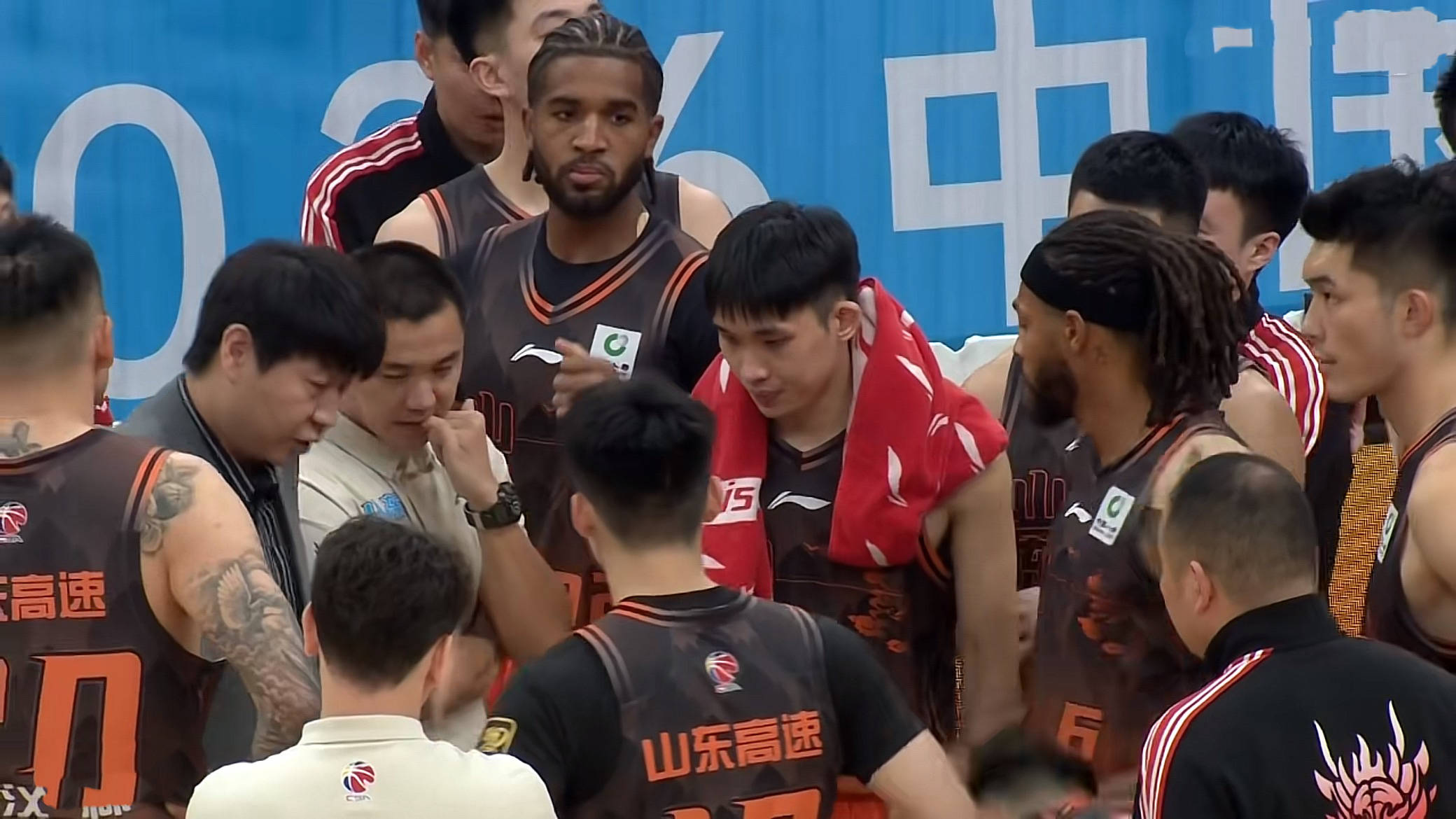 爱游戏-山东男篮冲刺阶段豪取连胜，志在社区盾名次提升，球迷炸锅，轮换策略成焦点的简单介绍